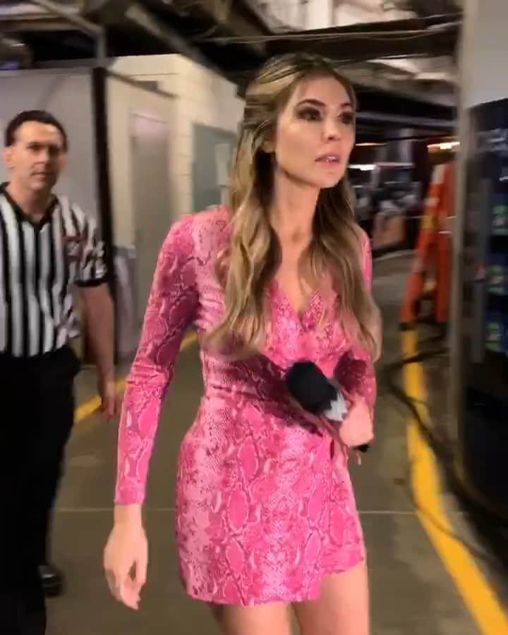 キャシー・ケリーのインスタグラム：「trying to find the 24/7 champ for an interview like... 😏🤫」