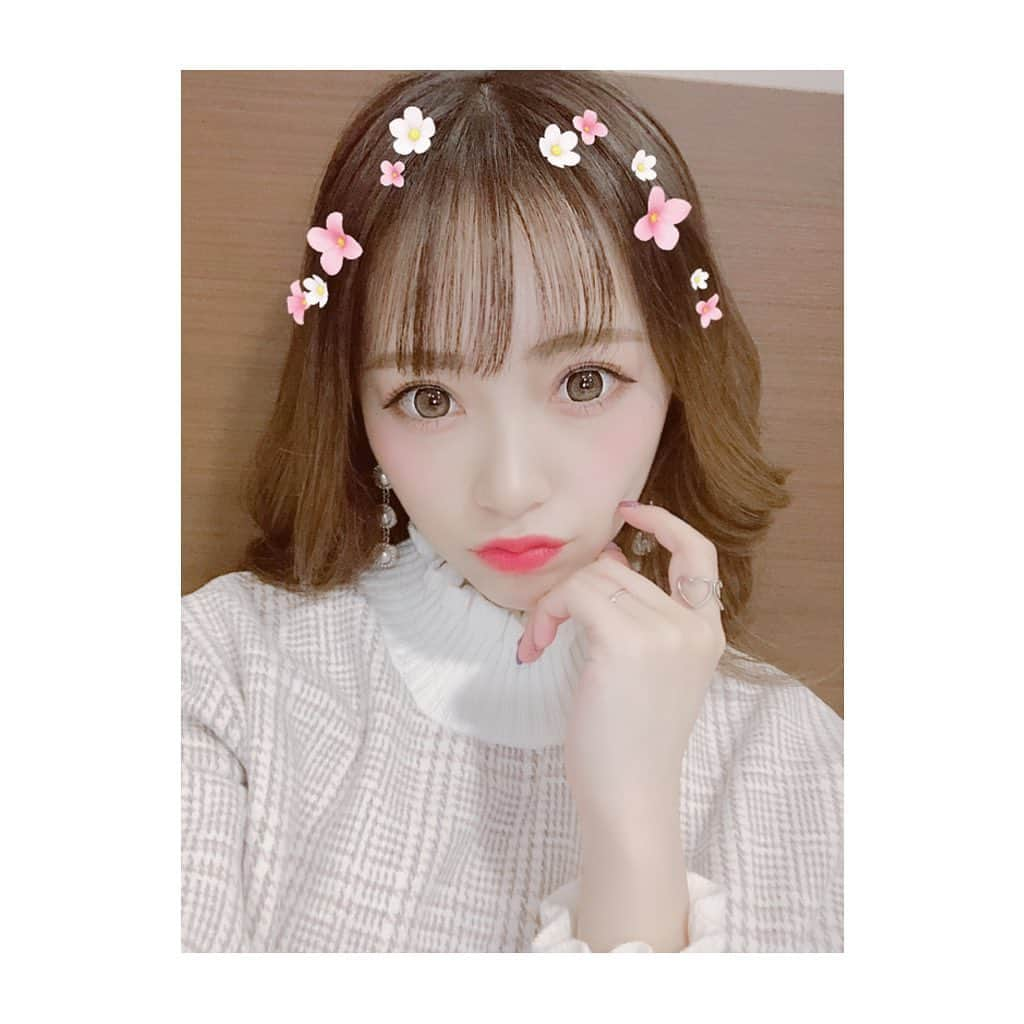 前川琳菜（りなち）さんのインスタグラム写真 - (前川琳菜（りなち）Instagram)「✩‧₊˚ . . #りなちコスメ 💄💖✨ イニスフリーのトーンアップクリーム🌸🌸🌸 スキンケア感覚で使えて 真っ白！っていうよりは自然な感じで 色白になれるからめっちゃよき🥰 FILAとコラボのコスメも欲しいなぁ〜🥺💭💕 . .  #메이크업 #메이크 #메이크업스타그램 #메이크업샷 #립스타그램 #화장 #코스메틱 #데일리메이크업 #make #makeup #cosme #selifie #me #限定コスメ #パケ買いコスメ #コスメ #メイク #化粧品 #韓国コスメ #イニスフリー #innisfree #fila #チェリーブロッサムトーンアップクリーム」5月21日 12時05分 - rina__maekawa