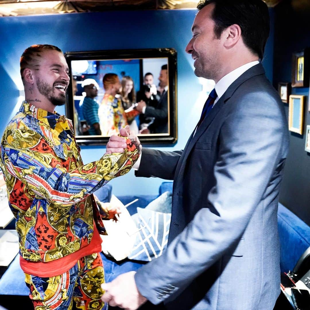 ジミー・ファロンさんのインスタグラム写真 - (ジミー・ファロンInstagram)「@jbalvin, how do you say the Tonight Show starts in 10 minutes in Spanish?」5月21日 12時18分 - jimmyfallon