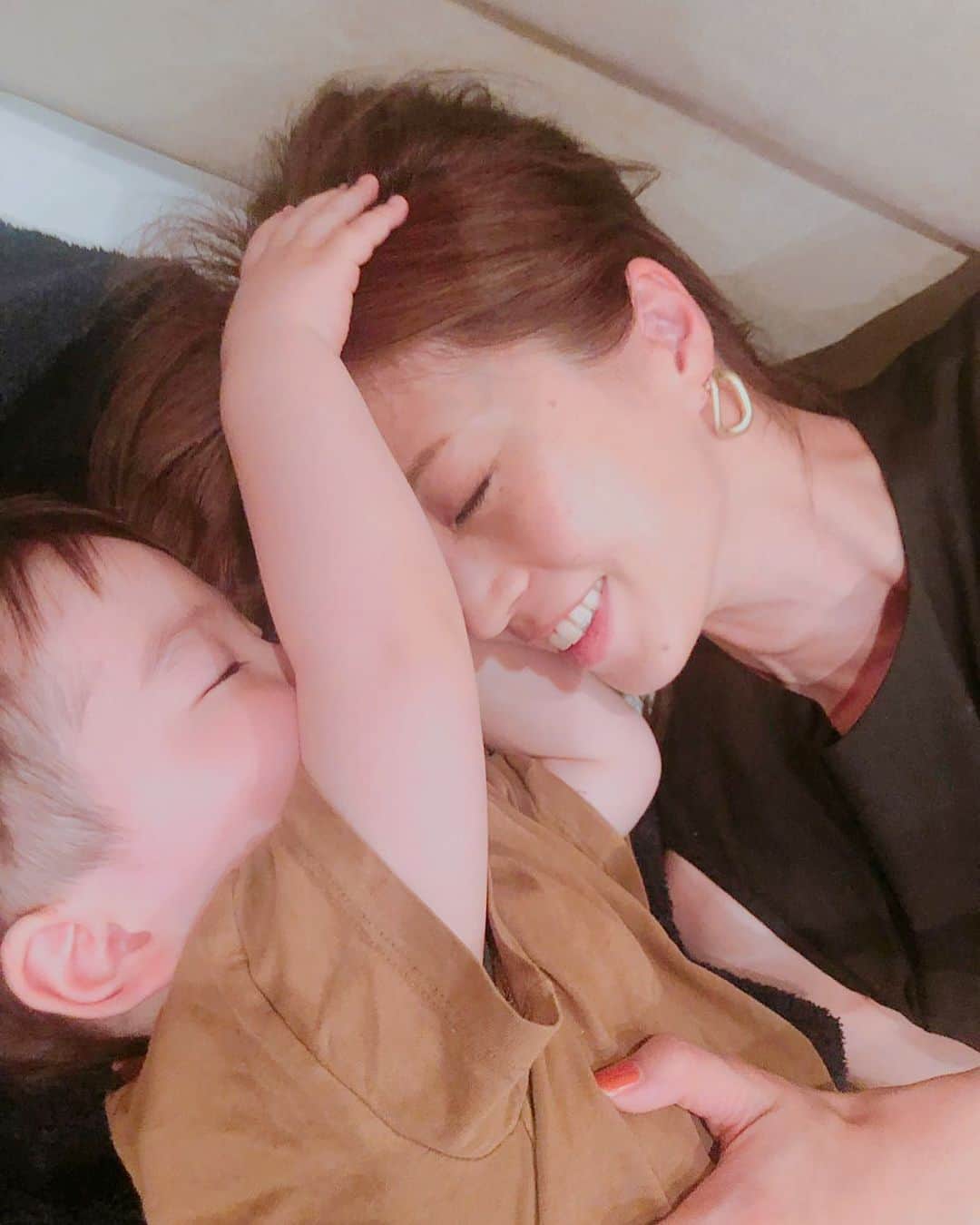 安田美沙子さんのインスタグラム写真 - (安田美沙子Instagram)「最近、怒るのを減らして、悲しむようにしています。痛いことしたり、言っても聞いてくれないと、理由と悲しいことを伝える。そしたら、よしよししてくれます😊❤️ . . ママの味方でいてくれてるのかな？ ありがとう、ごめんねをきちんと言える人になりますよおに！ . . #instagood #boy #24months #mama」5月21日 12時18分 - yasuda_misako