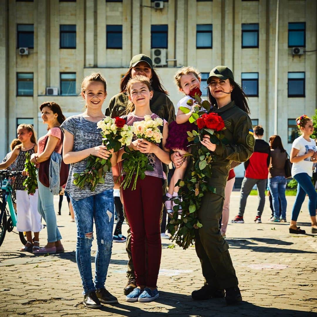 東信さんのインスタグラム写真 - (東信Instagram)「Botanical Sculpture in Slavutych, Ukraine  Date: May 18 Saturday, 2019 Location: City hall square of Slavutych 51.521812,30.754870 *Please insert this numbers to your Google map.  #azumamakoto #makotoazuma #shiinokishunsuke #amkk #amkkproject #flowers #flowerart #botanicalsculpture #東信 #東信花樹研究所 #slavutych #ukraine」5月21日 12時26分 - azumamakoto