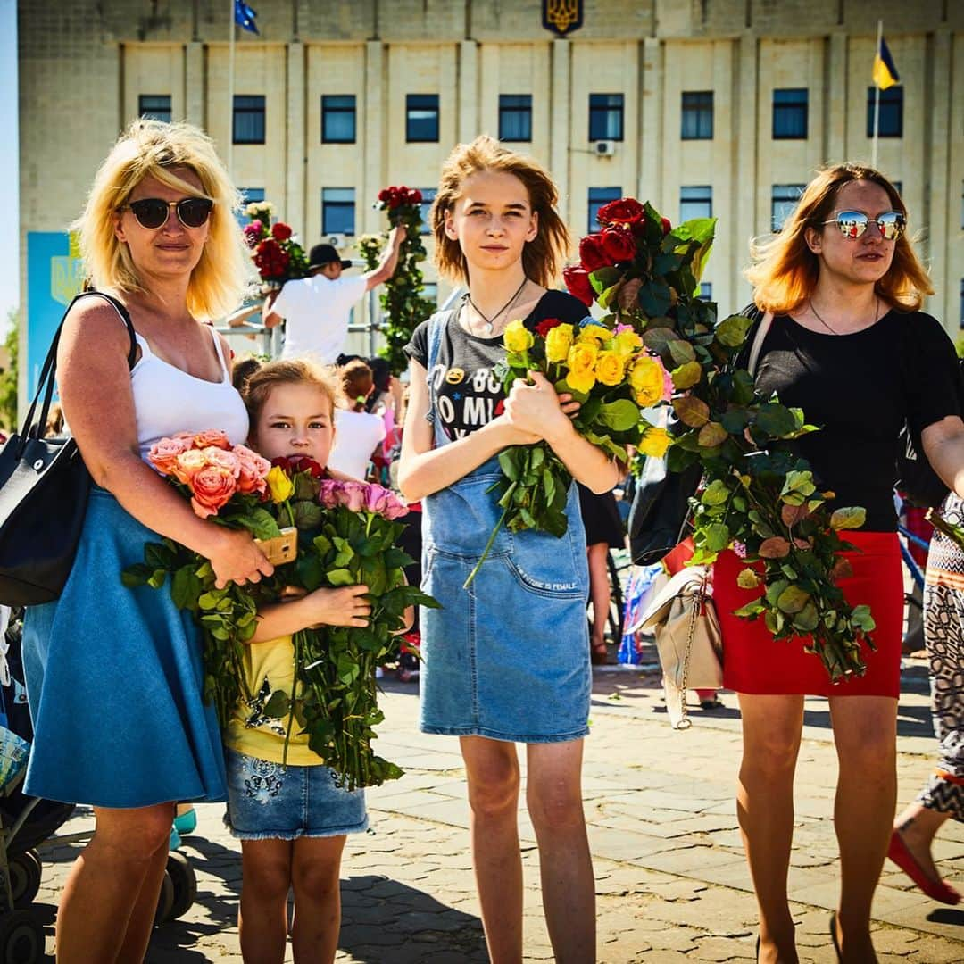 東信さんのインスタグラム写真 - (東信Instagram)「Botanical Sculpture in Slavutych, Ukraine  Date: May 18 Saturday, 2019 Location: City hall square of Slavutych 51.521812,30.754870 *Please insert this numbers to your Google map.  #azumamakoto #makotoazuma #shiinokishunsuke #amkk #amkkproject #flowers #flowerart #botanicalsculpture #東信 #東信花樹研究所 #slavutych #ukraine」5月21日 12時26分 - azumamakoto