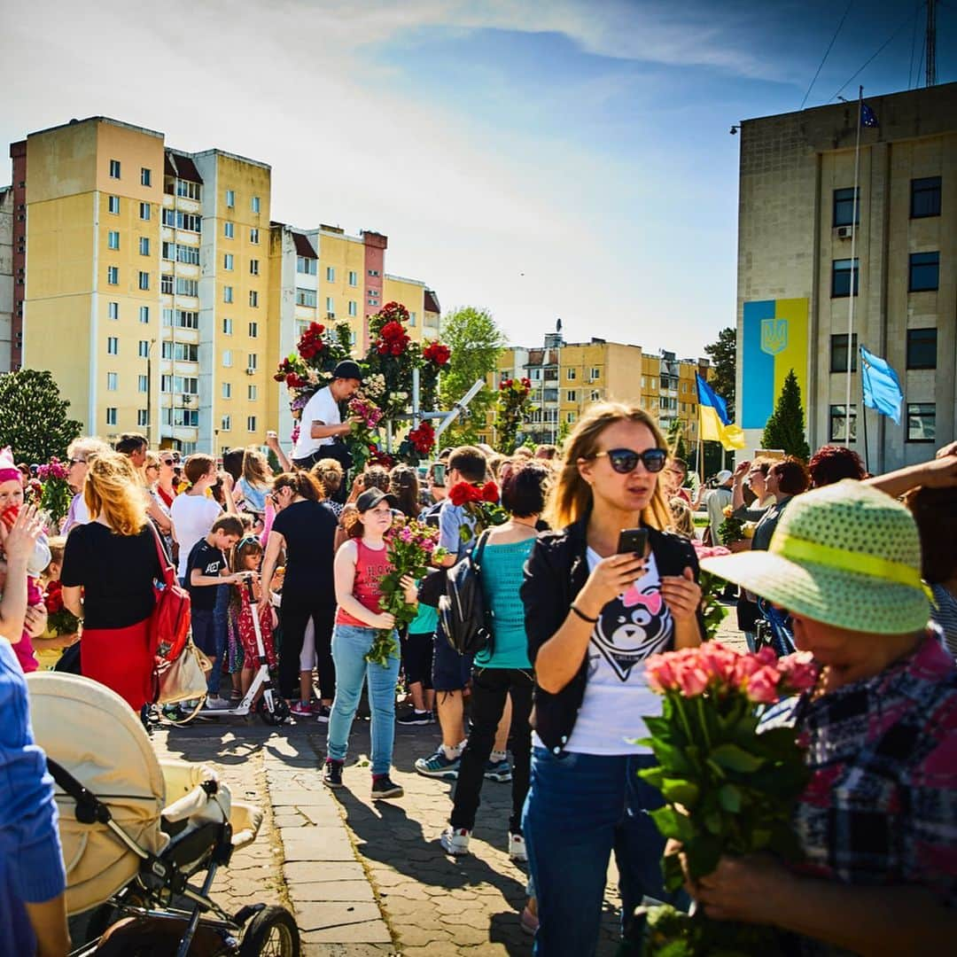 東信さんのインスタグラム写真 - (東信Instagram)「Botanical Sculpture in Slavutych, Ukraine  Date: May 18 Saturday, 2019 Location: City hall square of Slavutych 51.521812,30.754870 *Please insert this numbers to your Google map.  #azumamakoto #makotoazuma #shiinokishunsuke #amkk #amkkproject #flowers #flowerart #botanicalsculpture #東信 #東信花樹研究所 #slavutych #ukraine」5月21日 12時26分 - azumamakoto