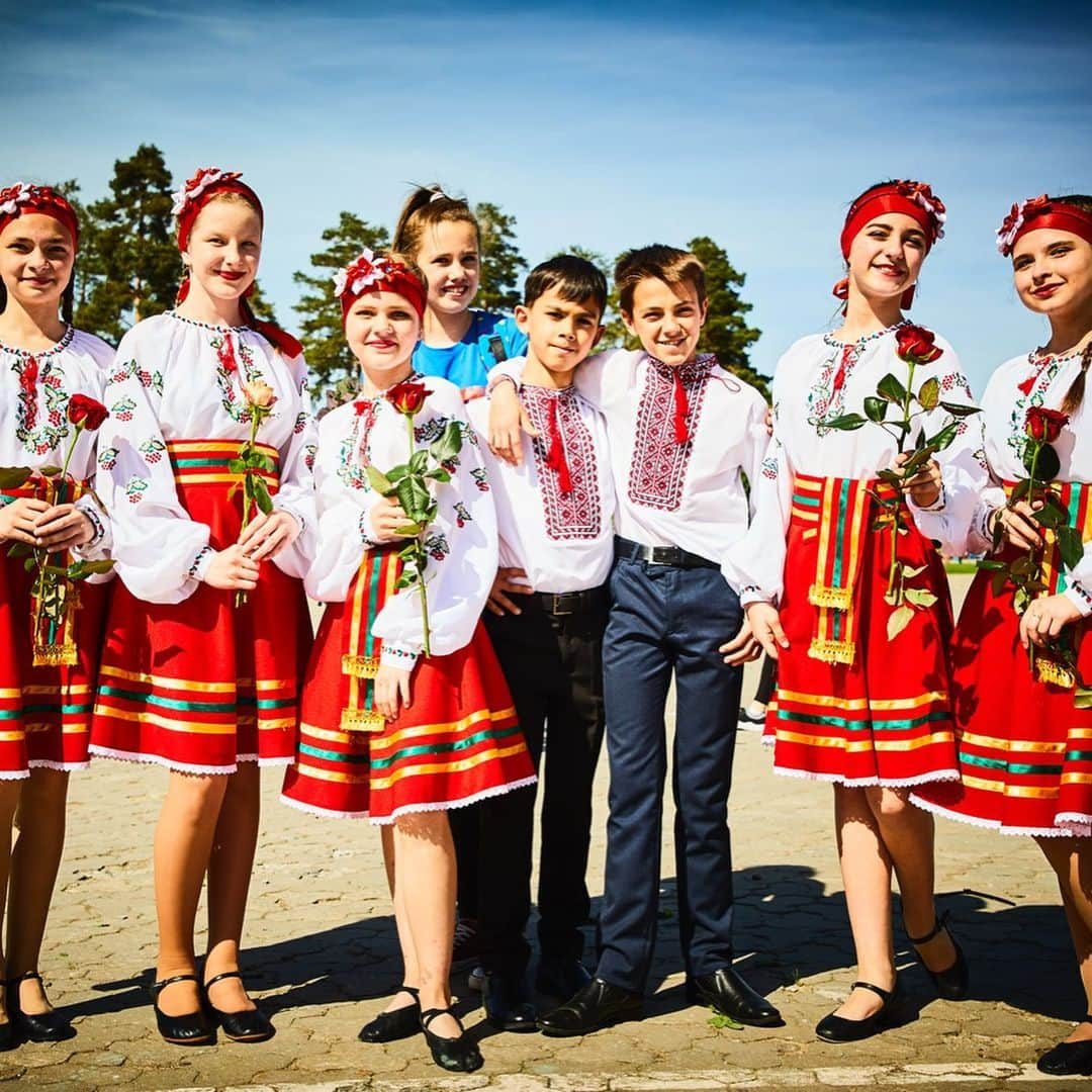 東信さんのインスタグラム写真 - (東信Instagram)「Botanical Sculpture in Slavutych, Ukraine  Date: May 18 Saturday, 2019 Location: City hall square of Slavutych 51.521812,30.754870 *Please insert this numbers to your Google map.  #azumamakoto #makotoazuma #shiinokishunsuke #amkk #amkkproject #flowers #flowerart #botanicalsculpture #東信 #東信花樹研究所 #slavutych #ukraine」5月21日 12時26分 - azumamakoto