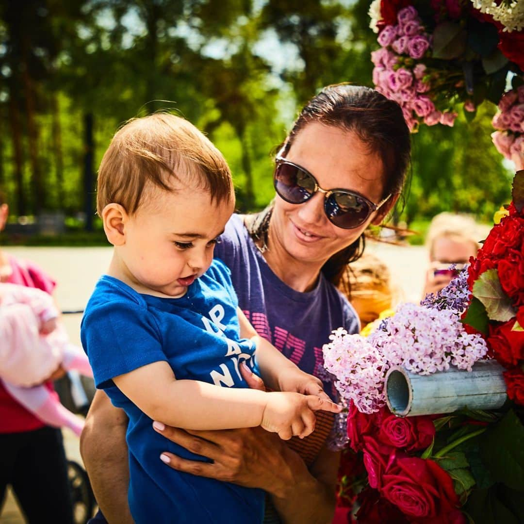 東信さんのインスタグラム写真 - (東信Instagram)「Botanical Sculpture in Slavutych, Ukraine  Date: May 18 Saturday, 2019 Location: City hall square of Slavutych 51.521812,30.754870 *Please insert this numbers to your Google map.  #azumamakoto #makotoazuma #shiinokishunsuke #amkk #amkkproject #flowers #flowerart #botanicalsculpture #東信 #東信花樹研究所 #slavutych #ukraine」5月21日 12時26分 - azumamakoto