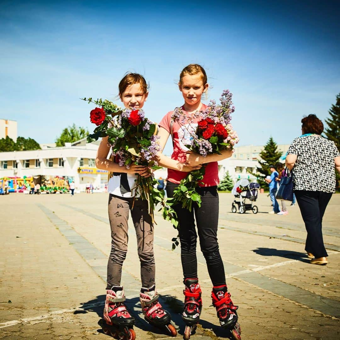 東信さんのインスタグラム写真 - (東信Instagram)「Botanical Sculpture in Slavutych, Ukraine  Date: May 18 Saturday, 2019 Location: City hall square of Slavutych 51.521812,30.754870 *Please insert this numbers to your Google map.  #azumamakoto #makotoazuma #shiinokishunsuke #amkk #amkkproject #flowers #flowerart #botanicalsculpture #東信 #東信花樹研究所 #slavutych #ukraine」5月21日 12時26分 - azumamakoto