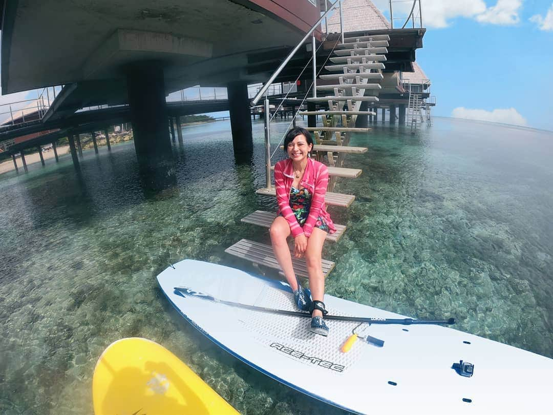 芳美リンさんのインスタグラム写真 - (芳美リンInstagram)「#ニューカレドニア　で#SUP　🌊♥ 海外では初SUP♥  #水上コテージ 　で一休み。  陣地があるってなんだか嬉しいね。  今回は 移動が多かったのでレンタルしました☺楽ちん楽ちん。  @aquazurnc  出発前、エアカランのHP見ていたら、通常の荷物とは別に、各スポーツ用品を無料で預けられる、と書いてあったので、一箇所でノンビリできる時は、マイSUP持っていくのもいいですね👏 ※道具一覧にSUPの記載は見つけられなかったので、いつかゆっくり行く機会があったら問い合わせしてみよっと☺  #メトル島 エスカペード・アイランド・リゾート L'Escapade Island Resort  #ニューカレドニア  @newcaledoniatourismjapan @aircalin #aircalin #caledoniandream #newcaledonia#tabijyo_hotel#beachlover_tabijyo#goproのある生活 #goprojp #天国にいちばん近い島 #旅行好きな人と繋がりたい #女子旅 #海外旅行 #tabijyo_hotel #旅行好きな人と繋がりたい #女子旅 #海外旅行 #beach #travelphoto #traveler #travel #リゾート #南の島#Watercottage#そとあそび」5月21日 12時22分 - lynn.lynn5