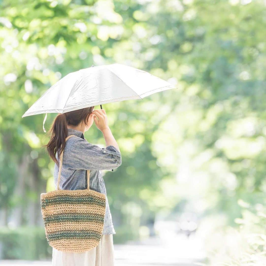 irodori - くらしを彩るウェブマガジン -さんのインスタグラム写真 - (irodori - くらしを彩るウェブマガジン -Instagram)「今週末は暑さが厳しくなりそうですね☀️ 暑い日の必需品といえば、日傘！ 紫外線が強くなってくる今ごろから使い始めたいですが 日傘を1年振りに使ってみたら、汚れていた！ なんてことありますよね☝✨ ・ ポリウレタンコーティングされていない晴雨兼用傘の場合はおしゃれ着用洗剤でお手入れすることができます。 ・ ・ 洗剤液を含ませたスポンジで、 傘の内側や外側を軽くたたくように洗い、 最後は水で洗い流すだけ！ 日陰でしっかり乾かしたら、最後にはっ水スプレーを。  お手入れの前に素材を必ずチェックしてくださいね😉 ・ 生活情報サイトLideaでは、 日傘のお手入れ方法について詳しく紹介しています。 プロフィールのリンクからどうぞ☘👉@irodori_lidea ・ ・ #irodoriLIFE #Lidea #LION #ライオン #ライオン株式会社 #日傘 #お手入れ #紫外線」5月21日 12時24分 - lidea_lion