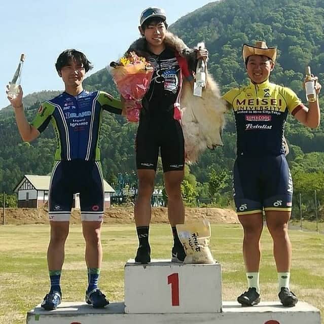 KhodaaBloomのインスタグラム：「「2Days Race in 木島平村」でKhodaaBloomを駆るHonda栃木のエース阿部選手がポイント賞を獲得しました！ 「2Days Race in 木島平村」は2日間で3ステージが行われる本格的なステージレース。レースにはHonda栃木が参戦しています。チームは初日から躍動。阿部選手はFARNA ULTIMATEを駆って、初日からスプリントポイントを着実に重ねていきます。最終日を終わってみれば2位にダブルスコアをつけてポイント賞ジャージを獲得。表彰台の頂点に立ちました。  ポイント賞とは、ツール・ド・フランスをはじめとするステージレースにおいて、ゴール地点や中間地点で獲得した順位ポイントの最も多い選手に与えられる賞。「2Days Race in 木島平村」ではツール・ド・フランスと同じくリーダージャージや新人賞ジャージなど各賞のジャージが設定されています。表彰台の頂点に立った阿部選手はグリーンカラーのポイント賞ジャージに袖を通しました。  ちなみに「2Days Race in 木島平村」では表彰台を飾ったライダーには毛皮とワインが振る舞われます。阿部選手も勝利の美酒に酔ったことではないでしょうか。  @a_koudai  #KhodaaBloom #コーダーブルーム #Honda栃木  #2daysracein木島平」