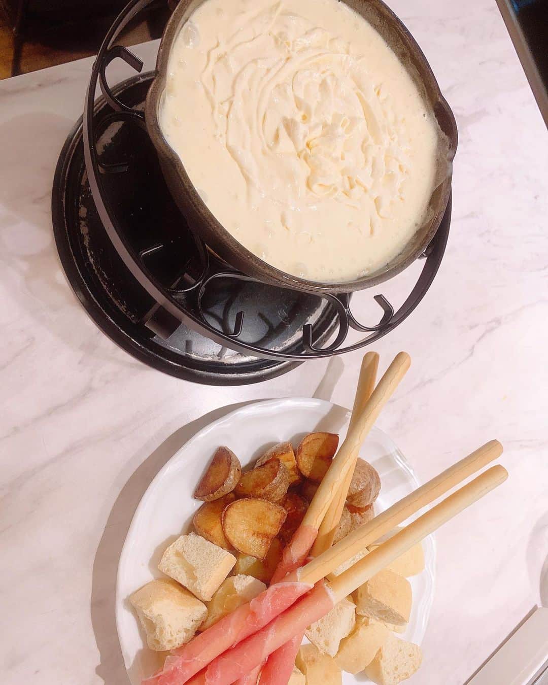 さわいえりさんのインスタグラム写真 - (さわいえりInstagram)「チーズフォンデュ行って来た🧀💕 爽やかでクリィミィで飲めるくらい👶笑  ワンピース @beep_ss ・ ・ ・ ・ ・ ・ ・ ・ ・ ・ #さわえりこーで#17kg#beep#ファッション#ワンピース#お洒落好きな人と繋がりたい#お洒落さんと繋がりたい」5月21日 17時54分 - beauty_eri7