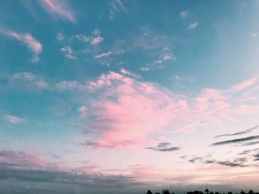 宮崎沙矢加さんのインスタグラム写真 - (宮崎沙矢加Instagram)「What a cute sunset It was adorable sky💗🤙🏽Don't u think so? . . . ハワイの夕日はいつ見ても可愛い💕gn world #sunset #hawaii #cottoncandysky #picoftheday #hi #honolulu #gn #pinksky」5月21日 17時55分 - sarah___audrey