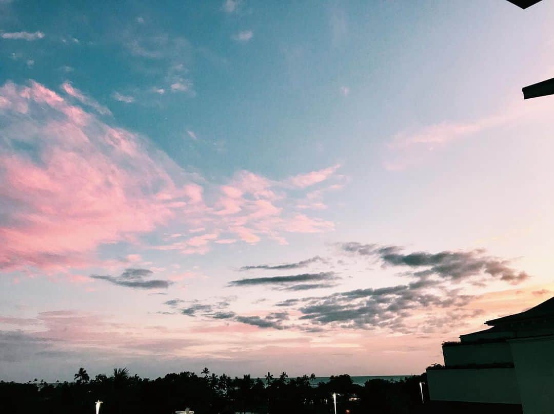 宮崎沙矢加さんのインスタグラム写真 - (宮崎沙矢加Instagram)「What a cute sunset It was adorable sky💗🤙🏽Don't u think so? . . . ハワイの夕日はいつ見ても可愛い💕gn world #sunset #hawaii #cottoncandysky #picoftheday #hi #honolulu #gn #pinksky」5月21日 17時55分 - sarah___audrey