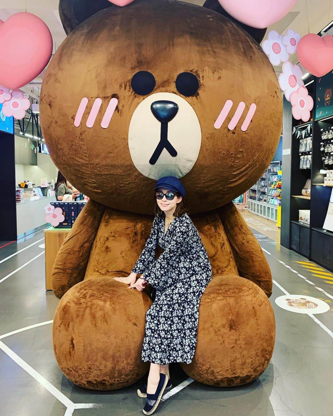 のインスタグラム：「昨日までウェディング撮影をコーディネートしてソウルに行ってきました😌 やはり韓国の撮影は凄すぎる。本当におススメ✨📸 * * * そして私ごとですが、いまお腹に赤ちゃんがいます👶ほとんどつわりもなく元気すぎる妊婦であっとゆうまに後期に入ってました😱 * * * 妊婦になって海外に4回いってるんですが、最近は飛行機乗るときに色々聞かれたり書類が必要って言われたりで後期の旅行は結構面倒😨自分の体調は自分が一番わかってるけど周りは心配ですよね... * * * で今回のソウルで出産前最後になりました😬  ほとんど韓国のスキンケアを使ってる私は、しばらく買いにいけないという不安もあって今回は大量に購入🙀💦 安心してあとはベイビー迎える準備します🤱✨ * * * #seoultrip #linefriends  さりげなく #妊娠報告 #babygirl  #妊娠後期」
