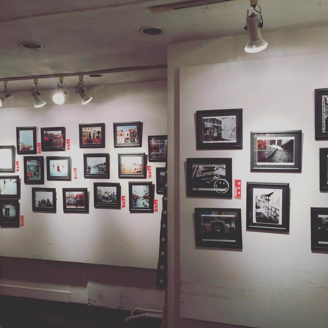 橋本塁さんのインスタグラム写真 - (橋本塁Instagram)「【サウシュー福岡写真展初日！】 写真展ツアーファイナルの地福岡！19時までオープン！ アートフレンズ(中央区天神3-3-5-3F )にてお待ちしております！僕は今日は最後までずっと居ます！僕と広島が誇るスーパーニートいっちーで皆さんのお越しをお待ちしております！買い物がてらや学校仕事終わりで是非！  #サウシュー #福岡 #シークレットは金曜 #oneokrock #ワンオク #oor #ストレイテナー #nothingscarvedinstone  #androp #thebackhorn #9mmparabellumbullet #thebandapart #dopingpanda #hawaiian6  #thebawdies #キツネツキ #ren  #soundshooter  #写真展 #photoexhibition #livephoto #landscapephotography」5月21日 12時34分 - ruihashimoto