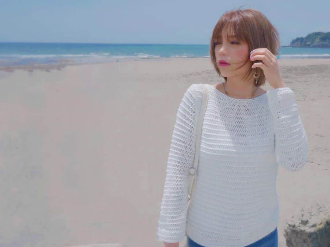 橘咲良さんのインスタグラム写真 - (橘咲良Instagram)「イイ風吹いてんね💨💨 #海  #フォトジェニック  #風景 #denim #summersweater  #jimmychoo  #dogdept  5月の紫外線ピーク⚠️」5月21日 12時40分 - tachibanasakuradazo