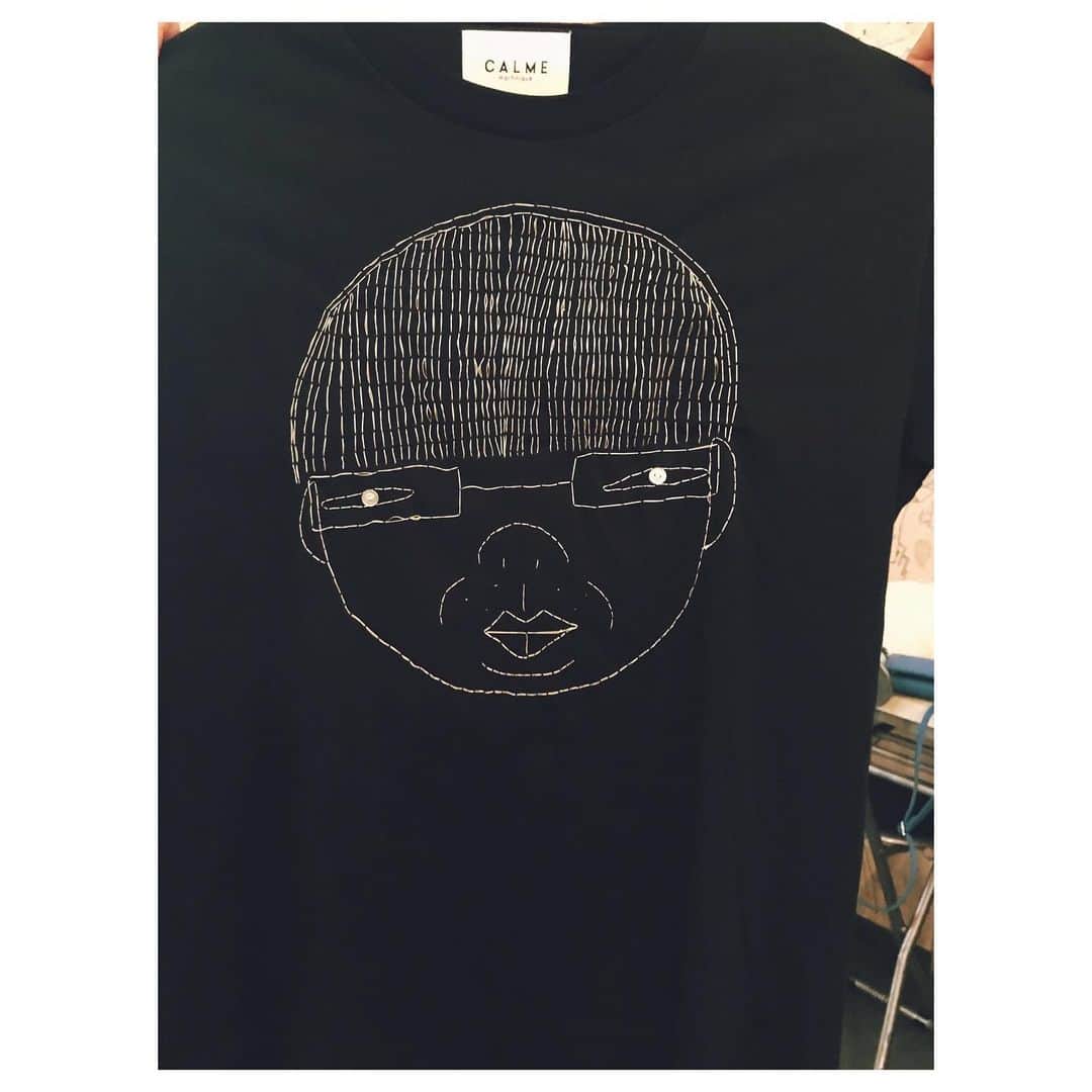 のインスタグラム：「アゴライくんが誕生日だってゆうから、 Tシャツに縫いってプレゼントした。  AIO　#あごらい #hbd #誰 #だって  #愛 #され #キャラクター #アニメ #animation  #スポンサー #募集中」