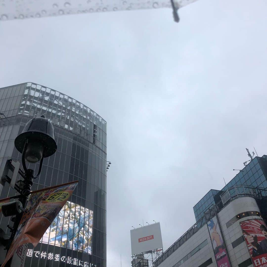 ナポリのインスタグラム：「今日の空 #そら #雲 #大雨 #渋谷」