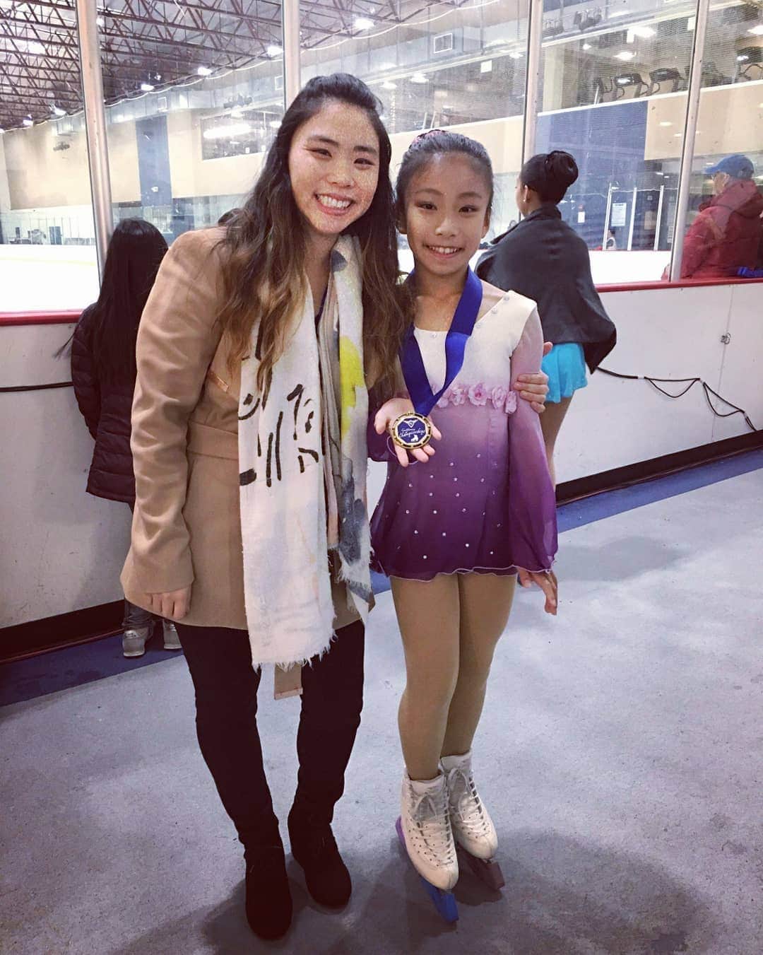 ベアトリサ・リャンのインスタグラム：「Another #CaliforniaChampionships in the books. Thanks, #LAFSC, for putting on this event. I always love participating with my students :) Fun fact: Jessie (1st pic) is wearing my old LP dress from when I went to Nationals as a junior lady 😂 This is Jessie's first season in Pre-preliminary...I don't remember ever being that small lol.  #ilovemyjob #coachlife #proudcoach #figureskating #usfigureskating #iceskating #handmedowns #recycle」