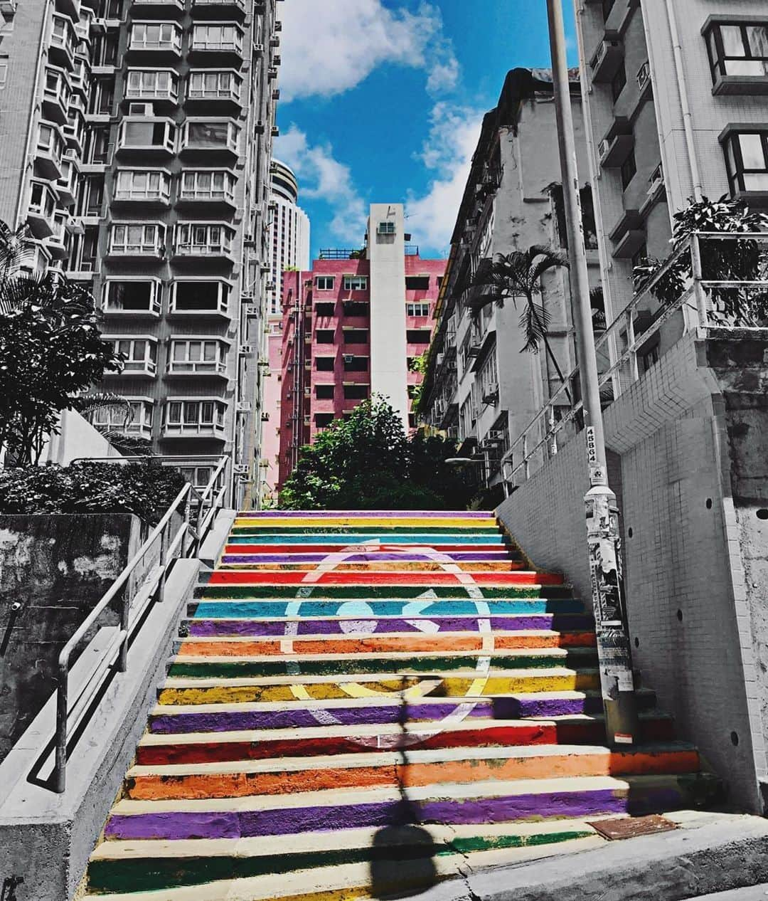 Discover Hong Kongさんのインスタグラム写真 - (Discover Hong KongInstagram)「Keep your eyes peeled for creative street art pieces in Hong Kong’s small alleys! 去香港玩，別錯過巷弄裡的創意畫作！ 香港の路地にあるストリートアートもお見逃しなく！ 📷: @kaho_best #DiscoverHongKong #repost」5月21日 13時01分 - discoverhongkong