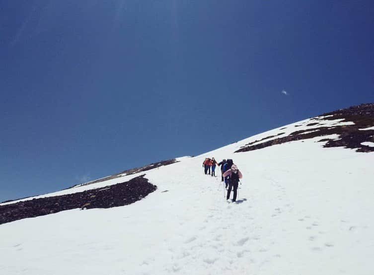 中村優さんのインスタグラム写真 - (中村優Instagram)「@orangebackpackers で乗鞍岳へ🍊🏔 すごい！やばい！しか言えない絶景の連続。 雪の斜面に恐怖心を感じる瞬間も何度かありつつ、下山した後はやっぱり「楽しかった！また登りたい！」ってなるんだよね〜🥳 #orangebackpackers #登山#雪山#乗鞍岳#剣ヶ峰」5月21日 13時01分 - nkmr_yu