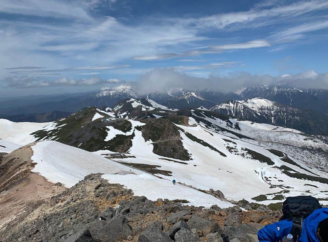 中村優さんのインスタグラム写真 - (中村優Instagram)「@orangebackpackers で乗鞍岳へ🍊🏔 すごい！やばい！しか言えない絶景の連続。 雪の斜面に恐怖心を感じる瞬間も何度かありつつ、下山した後はやっぱり「楽しかった！また登りたい！」ってなるんだよね〜🥳 #orangebackpackers #登山#雪山#乗鞍岳#剣ヶ峰」5月21日 13時01分 - nkmr_yu