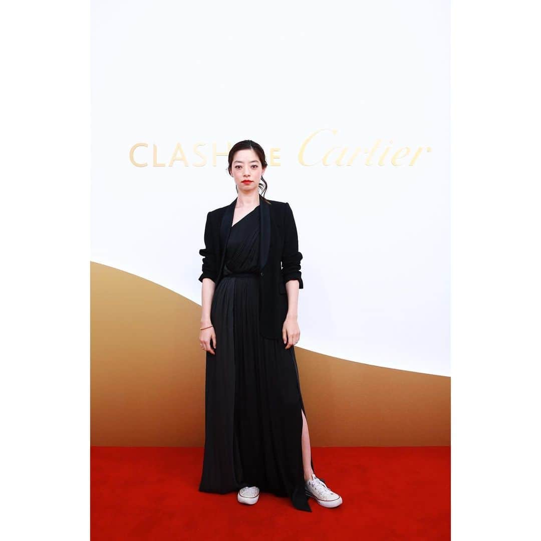 市川実和子のインスタグラム：「🌝🌚﻿ 先週末のお出かけ写真を今。今😭﻿﻿ 原宿駅のすぐ横で開催中の @cartier の新しいジュエリー、#ClashdeCartier  のポップアップイベントへ。﻿﻿ ﻿﻿ ジュエリーのテーマが「二面性」ということで、二択の質問に答えながら５つの部屋を進む迷路なのですが、それぞれの部屋をアーティストが手掛けています。﻿﻿ イベントに行くと、あんまりに華やかでいつも心がフワッフワになるので、もう一回ちゃんと見たい気持ちになっている今(気になってる人の部屋を一番ちゃんと見ていないという失態)。﻿」