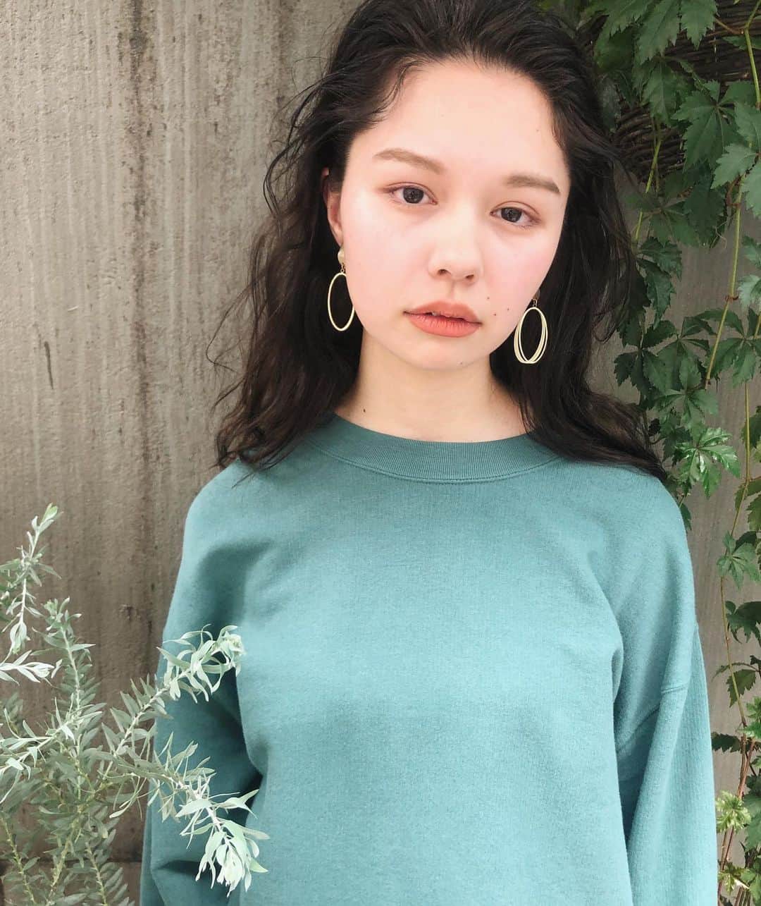 カワシリアツシのインスタグラム：「本日はお休み頂いてます。 明日よりご予約お待ちしてます🌿 ・ ・ ・ ・ブリーチの回数がわからない。 ・値段が気になる。 ・ダメージが心配。など なんでもご気軽にご相談ください😊 ・ ご予約やご相談はURLもしくはDM・LINEにて待ちしております🙆‍♂️ ・ ・ ・ ご予約はトップページURLをクリック😊 もしくはDMください✉️ ・ ネットで×になってても お取りできるお時間もございますので、 ご気軽にご相談ください🙆‍♂️ ・  #アディクシー #イルミナカラー  #外国人風カラー #ミニボブ #切りっぱなしボブ #ハイライト #外ハネ #グラデーション #外国人風 #ポートレート #美容室 #美容院 #美容学生 #撮影 #東京 #渋谷  #ショートヘア #グレージュ  #ブルージュ #ブリーチ #portrait #フィルムカメラ #hairstyle #ショートカット #haircolor #ハイトーン #데일리룩 #时尚 #แฟชั่น#デジキュア」