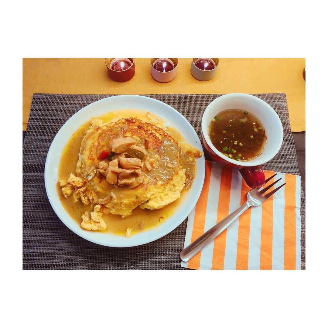 tokuさんのインスタグラム写真 - (tokuInstagram)「大雨だしあり物で。 見た目栄えませんが肉肉しく美味。 スキレットで炭酸水入れたふわふわ挽肉オムレツ。 その上にグリーンカレー缶。 ひき肉入れ過ぎた。  #イナバの缶詰 #自炊」5月21日 13時10分 - toku_grnd