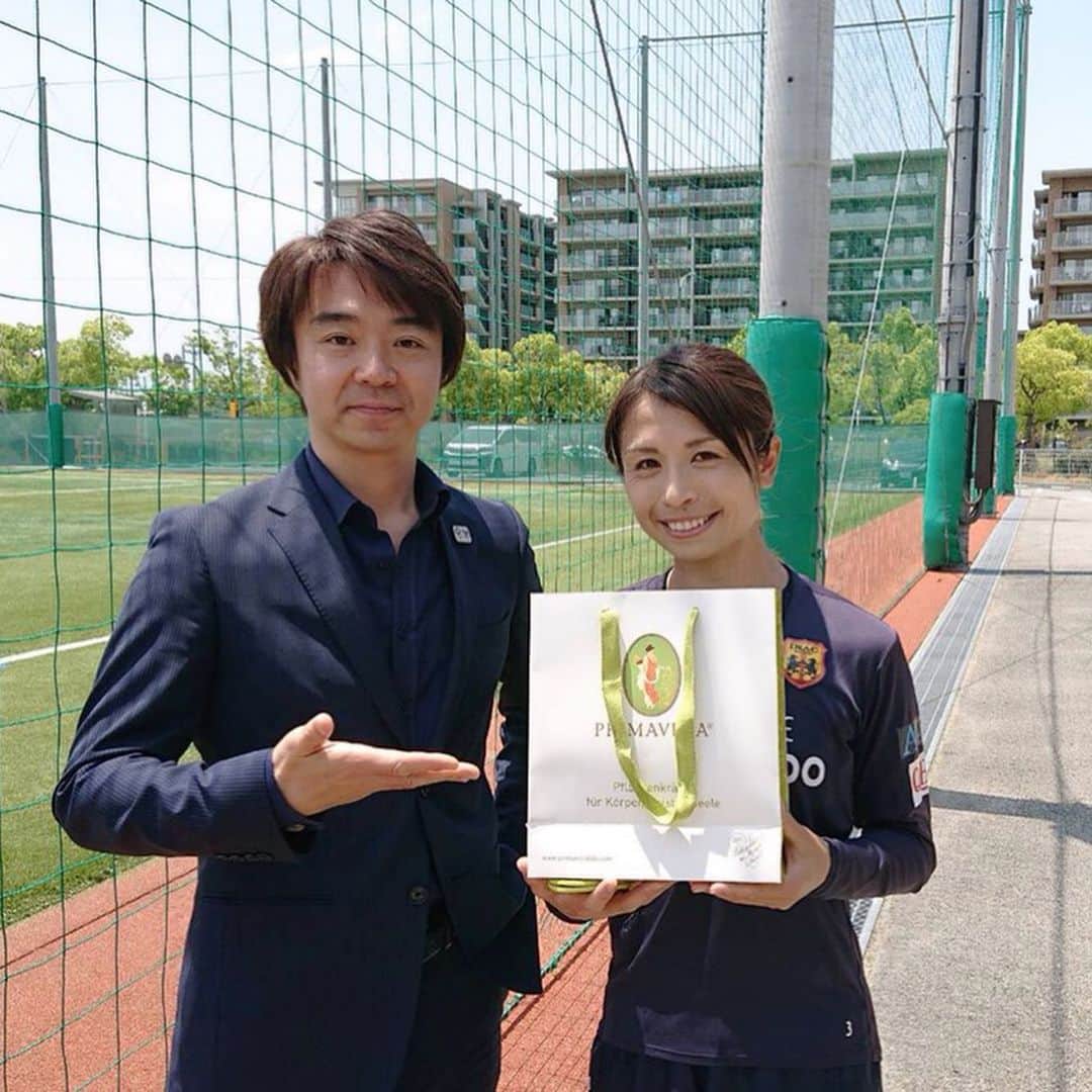 鮫島彩のインスタグラム：「日頃よりお世話になっているアロマテラピーのCaRAさんから、W杯での必需品であるアロマグッズをご提供いただいてきました！ #試合前は #ペパーミント＋グレープフルーツ #寝る前は #クロモジ＋ベルガモット＋カモミールローマン #お風呂は #yuicaの入浴剤 #キャラアロマテラピースクール」