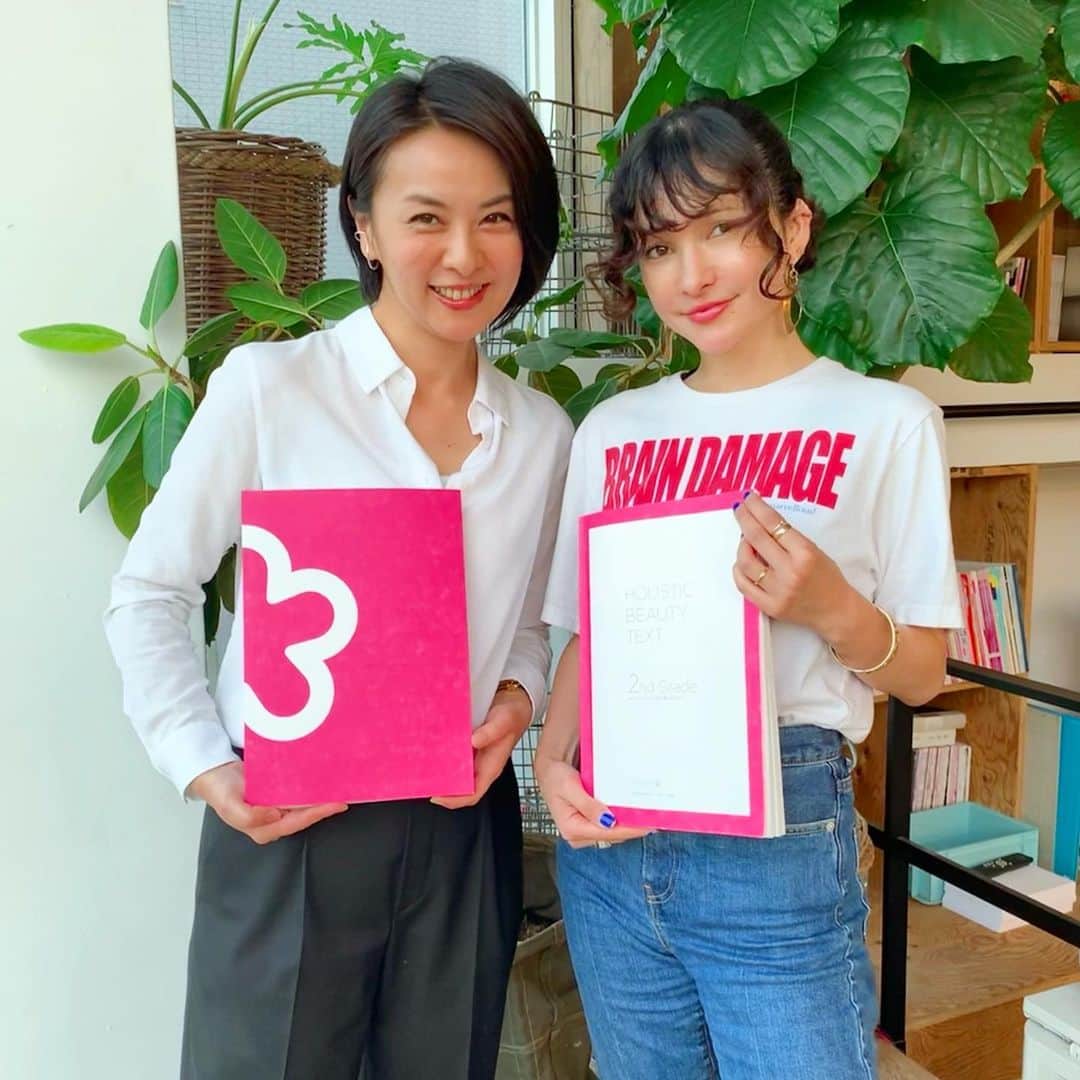 のインスタグラム：「菌から宇宙まで、いつも話し出すと止まらない @kishibeniko 氏 が理事を務める @hba_npo のBOOT受講に参加して来たよん。  呼吸、マインド、フィジカル、植物療法、ect… つながり巡ることで維持されている生命の健やかさを保つ為のセルフケアを超多角的に吸収できるエキサイティングな時間でした。 人の環境や社会への繋がりにまで広がるからホリスティックな視点はとても豊か。 繰り返し伝えられていた「環境＝私達自身」と言う言葉にも大賛成です🌎 ・ ・ 「部分の中に全体があって、全体の中に部分がある」 体内や腸内のミクロな宇宙から太陽系を越えた広大な宇宙まで気持ち良いぐるぐるを巡らせていたいね🌀  #hba #holisticbeauty #bootcamp  #ホリスティックビューティー」