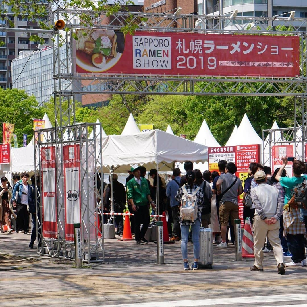 札幌ラーメンショー のインスタグラム：「・ ・ 「第二幕 札幌ラーメンショー2019」いよいよ始まりました‼️ ・ ・ 第一幕と同様、初日の会場は大盛況です！！ ・ ・ 全国から ”有名店”がココ【札幌大通公園西8丁目】に大集結しております！ ・ ・ 大変うれしいことに、お子様から大人の方まで 年々参加してくださる方が増えております✨ 皆さまのご来場、心よりお待ちしております😊🍜 ・ ・ 【第２幕の開催期間】 5月 21日 (火) 〜 5月26日 (日) ・ ・ =================================== #札幌ラーメンショー #SAPPORORAMENSHOW [公式HP] http://ramen-kyokai.jp/sapporo/ =================================== ・ ・ #札幌ラーメンショー#SAPPORORAMENSHOW #hokkaido #sapporo #ラーメン #ラーメン部 #ramen #札幌ラーメンショー2018 #札幌ラーメンショー #札幌グルメ #大通公園」