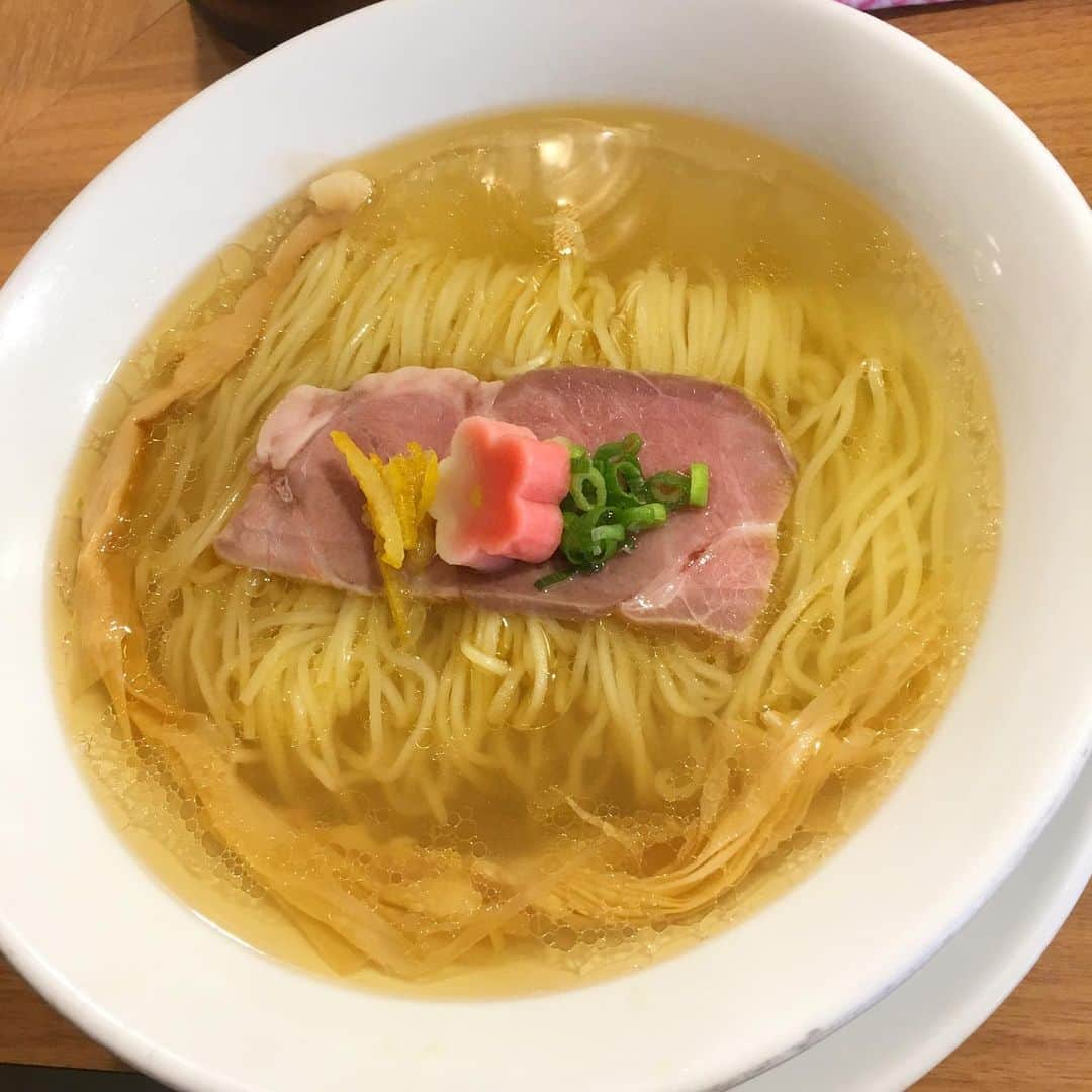 渡邉ひかるさんのインスタグラム写真 - (渡邉ひかるInstagram)「鯛塩そば 灯火 @曙橋 鯛塩そば+鯛茶漬け 1220円 ・ ・ ・ ・ ・ 仕事帰りにふらっとラーメンの文字に惹かれて寄った1店舗。 名前は有名でもあり、気になっていたので、タイミング良く入店。 夕方頃に行ったため、御飯時と時間帯が被っていなかった為、待たずに着席することができた。 店内はカウンター席のみ。食券機で買うタイプ。 店員さんも多くなく、店長一人でラーメン作りから対応までしていて、けど忙しなくなくなんだか落ち着いた雰囲気。 店長オススメのセットを選び、座り、数分で着丼。 おぉ…麺線がとっても綺麗！！ チャーシューの上に盛り付けられた、お花型のお麩、ゆず、小口ネギがまた上品。 穂先メンマは、柔らかい中にも食感が残った素材の良さを残した感じで◎ 麺はストレート細麺。透き通った淡麗スープ。 スープを一口含むと、炙られた鯛の香ばしい香りがフワリと広がる。 旨味だけじゃなく、香りで食欲増すのってテンション上がりますよね！ 卓上にある、柚子胡椒を振れば更に爽やかに。 後から運ばれてきた、金ごまのたっぷりかかった鯛めし、刺身、炒り玄米をかけて食べれば、香り豊かな〆に。 金胡麻が多めで香りが強く鯛の香りが薄くなってしまったので、別盛り、もしくは、好みで量をかけられたらなーって少し思ったのは１つ。 にしても、〆まで楽しめる上品な一杯でした！ ・ ・ ・ ・ ・ ・ 営業時間 11:00-23:00 ・ ・ #灯火 #曙橋 #東京 #らーめん #ラーメン #ラーメン大好き渡邉さん #ラーメン部 #ラーメン女子 #麺スタグラム #渡邉ひかる #塩ラーメン #鯛塩そば #ストレート細麺 淡麗スープ#ramen #akebonobashi #salt #touka #toka」5月21日 13時07分 - ramenwatanabe0215