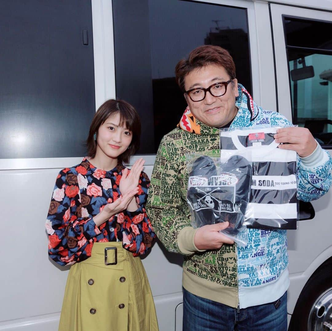 若月佑美さんのインスタグラム写真 - (若月佑美Instagram)「. 日テレ The gift 福田監督に感謝を込めて。 ありがとうございました！ . . #福田雄一 監督 #若月佑美  #thegift #頭に来てもアホとは戦うな  #恋のヴェネチア狂騒曲」5月21日 13時17分 - yumi_wakatsuki_official