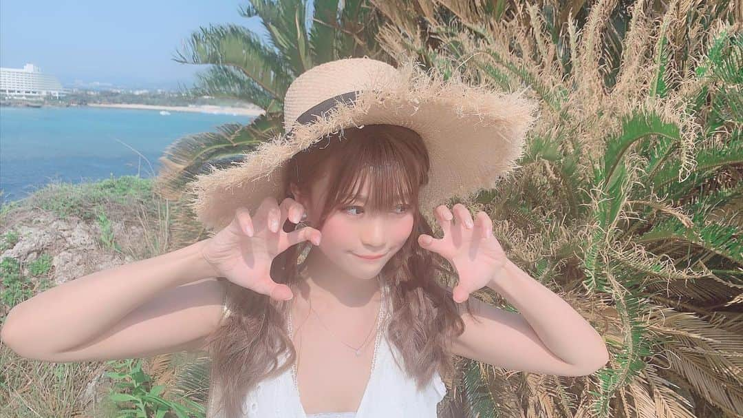 阿久津真央さんのインスタグラム写真 - (阿久津真央Instagram)「絶賛晴れ女発揮中😘🌻 外出た時、必ず(は言い過ぎやけど)雨やむ☂️🙆‍♀️ ほんで、このポーズ最近おおめやけど シーサーポーズやで🤗✨ #オシャレグラビア #10秒グラビア #code #codenate #photo #movie #ファインダー越しの私の世界  #水着 #撮影 #スタジオ #カメラ #カメラ #ポートレート #グラビア #モデル #タレント #グラドル」5月21日 13時17分 - akutsumao