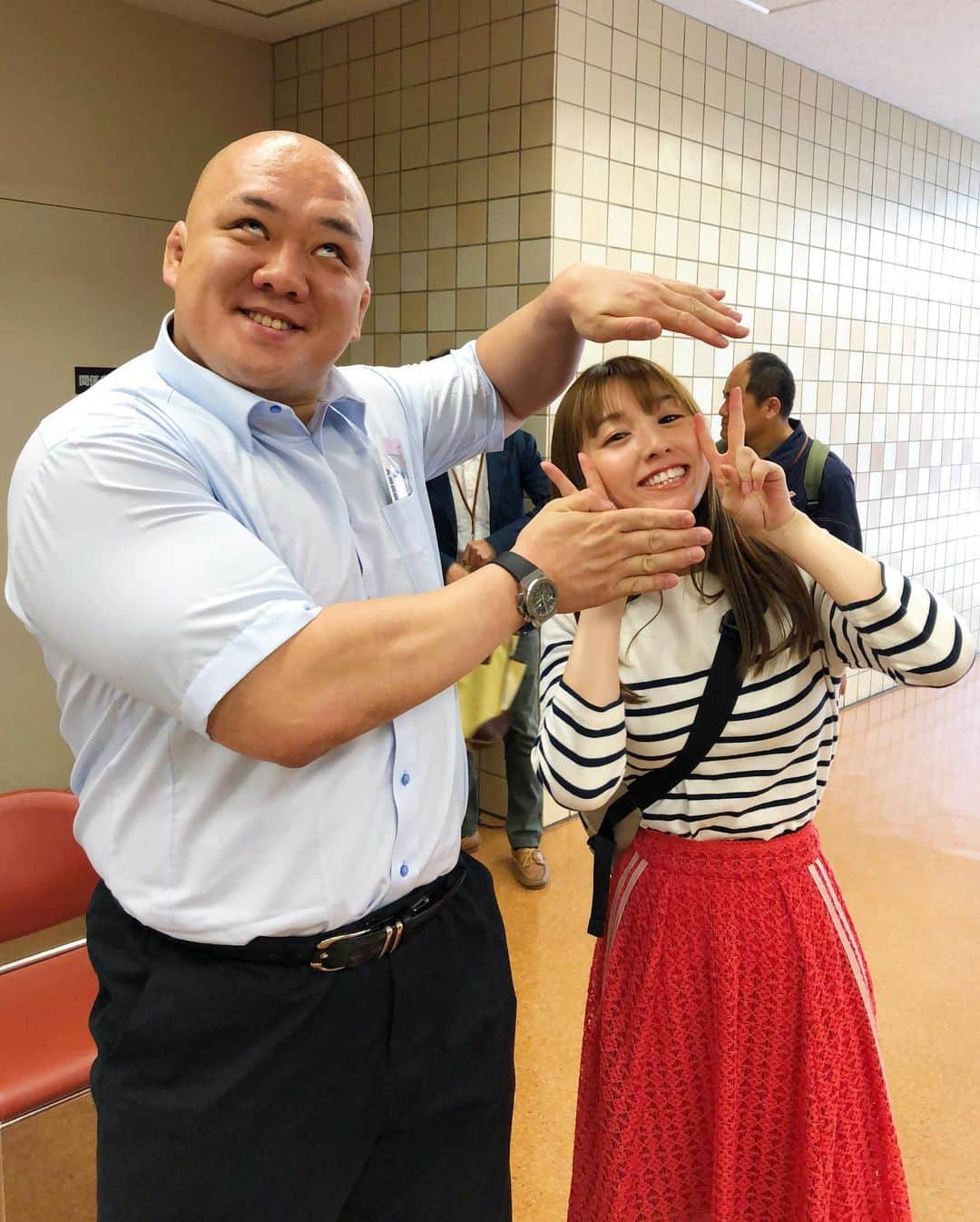 松中みなみさんのインスタグラム写真 - (松中みなみInstagram)「東京はものすんごい雨☔️ ・ あいにくの天気だけど、 国技館に行ったら てるてるの小野川親方に会えますよ💖 会うと心の奥までピッカピカの晴天に なれるんです☀️☀️☀️ ・ ・ #大相撲 #5月場所 #両国国技館  #北太樹 さん#小野川親方 #顔芸  #最高に面白くてめちゃめちゃ優しい #売店で会えるよ✨ #写真のテーマ #サザエさんのオープニング 🍊🍎 #sumo #sumoday  #相撲女子 #スー女」5月21日 13時27分 - minami_matsunaka