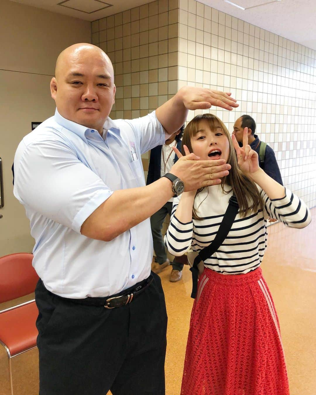 松中みなみさんのインスタグラム写真 - (松中みなみInstagram)「東京はものすんごい雨☔️ ・ あいにくの天気だけど、 国技館に行ったら てるてるの小野川親方に会えますよ💖 会うと心の奥までピッカピカの晴天に なれるんです☀️☀️☀️ ・ ・ #大相撲 #5月場所 #両国国技館  #北太樹 さん#小野川親方 #顔芸  #最高に面白くてめちゃめちゃ優しい #売店で会えるよ✨ #写真のテーマ #サザエさんのオープニング 🍊🍎 #sumo #sumoday  #相撲女子 #スー女」5月21日 13時27分 - minami_matsunaka