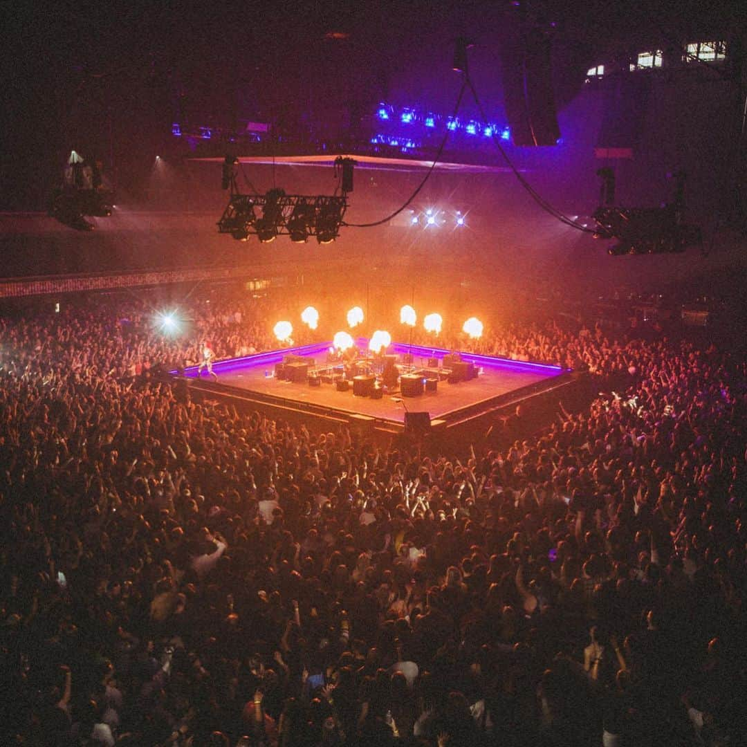 Halseyさんのインスタグラム写真 - (HalseyInstagram)「that mood when 8,000 people show up with 2 days notice to see you play a surprise release show in MINNEAPOLIS!!!! There’s a reason this is one of my favorite cities to play, too. And they fucking proved it tonight ❤️ 📷: @yasi」5月21日 13時28分 - iamhalsey