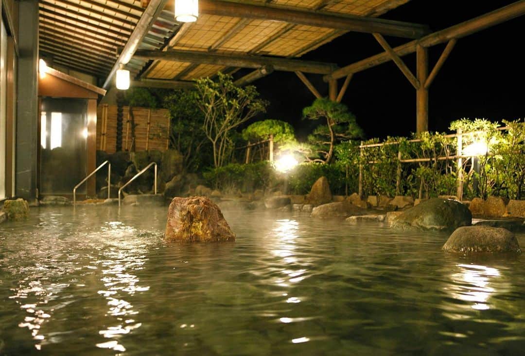 のインスタグラム：「. 東伊豆 稲取温泉の旅館『稲取銀水荘』です。 詳しくはプロフィールURLをご覧ください。 大浴場、露天風呂ともに湯量豊富で開放感は抜群です。 潮風を体いっぱいに感じながら水平線を眺める贅沢さを実感できます。  稲取銀水荘 〒413-0411 静岡県賀茂郡東伊豆町稲取1624-1 TEL:0557-95-2211（代表） . . #稲取銀水荘#銀水#銀水荘#静岡#静岡県#伊豆#伊豆旅行#伊豆観光#旅行#旅#旅女#旅スタグラム#温泉#温泉旅行#温泉好き#温泉同好会#温泉女子#伊豆元気旅#いいね伊豆#旅のしおり#癒しの空間#癒しの時間#休日#デート#休日デート#インスタ映え#写真映え#フォトジェニック#女子旅#旅好き女子」