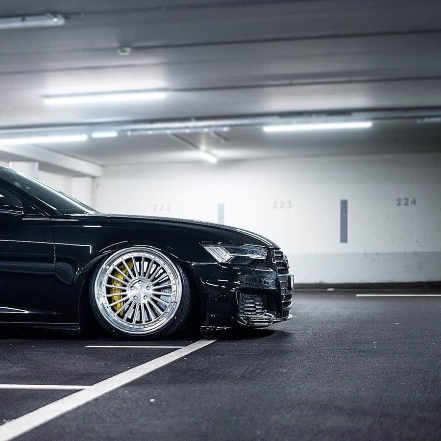 CARLiFESTYLEさんのインスタグラム写真 - (CARLiFESTYLEInstagram)「Slammed Audi A6. 👍🏼or👎🏼? Photo by @srs_swissrichstreets #carlifestyle」5月21日 13時30分 - carlifestyle