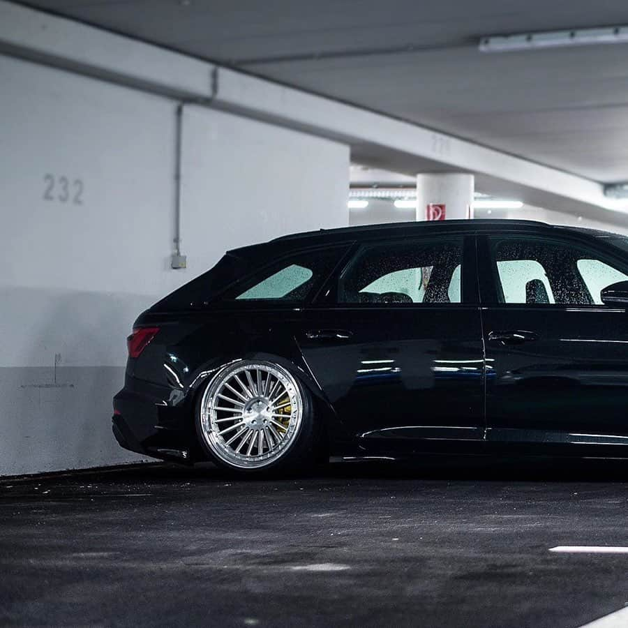 CARLiFESTYLEさんのインスタグラム写真 - (CARLiFESTYLEInstagram)「Slammed Audi A6. 👍🏼or👎🏼? Photo by @srs_swissrichstreets #carlifestyle」5月21日 13時30分 - carlifestyle