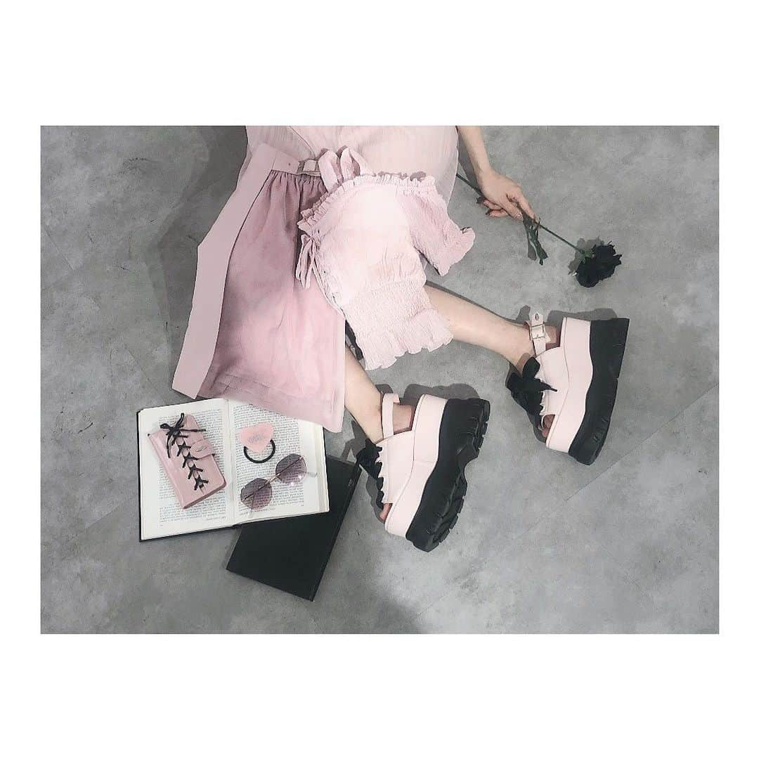 EATMEさんのインスタグラム写真 - (EATMEInstagram)「5.21 update... #EATME #MAY #NEW #PINK #ITEM #COLOR  スカート以外の全ての商品➡︎ 発売中 スカート➡︎RUNWAY channel予約受付中 . TOP画面のURLからEATME WEB  STOREをCHECK💁🏻‍♀️ @eatme_japan . FRONTレースアップオフショルブラウス（ #BLOUSE ） ¥8,300（＋tax） COLOR🎨:PNK.O/WHT.BLK SIZE📐:FREE . アシンメトリーミニスカート（ #SKIRT ） ¥9,000（＋tax） COLOR🎨:PNK.BLK.MIX SIZE📐:S.M . レースアップスマホケース（ #CASE ） ¥6,000（+tax） COLOR🎨:PNK.BLK . フレームレスサングラス（ #SUNGLASSES ） ¥2,500（＋tax） COLOR🎨: PNK . EATMEロゴハートヘアゴム（ #HAIRRUBBER ） ¥1,800（＋tax） COLOR🎨: PNK.BLK . レースアップサンダル（ #SANDAL ） ¥13,000（+tax） COLOR🎨:PNK.BLK SIZE📐:S（22.5cm) M（23.5cm）、L（24.5cm） . #EATME_COLORITEM  #eatmejapan #イートミー #fetishmode #2019sseatme #WOODSCAGE #益若つばさ #tsubasamasuwaka #fashion #japan #tokyo #harajuku #osaka #原宿 #大阪 #梅田エスト #instagood  #like4like」5月21日 13時37分 - eatme_japan