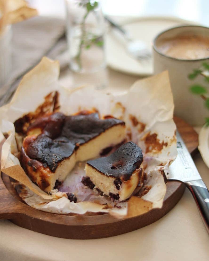 栁川かおりさんのインスタグラム写真 - (栁川かおりInstagram)「*2019.05.21. #バスク風チーズケーキ * この真っ黒な見た目にはびっくりだけど ベイクドでもレアでもない 濃厚なチーズケーキに 人気なのも納得👌 * #デルタインターナショナル @delta_international_japan さんの #生ブルーベリーシロップ仕立て 入りで作ってみた😊 詳しくはコラムにて。↓ http://www.delta-i.co.jp/blogs/ * #ナッツレター #nutsletter」5月21日 13時35分 - kaori_yanagawa
