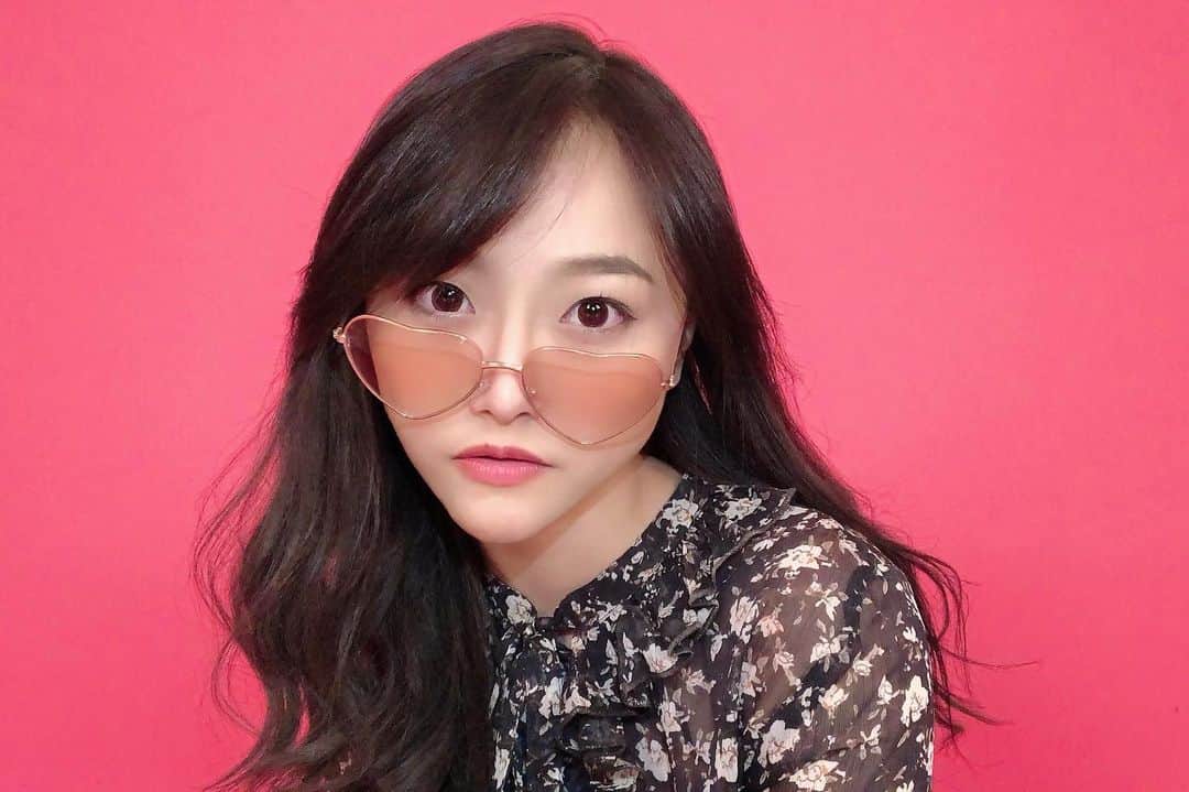 ロナ・アングラエニのインスタグラム：「Write “Love” in another language below ❤️💕 ⬇️⬇️⬇️⬇️⬇️」