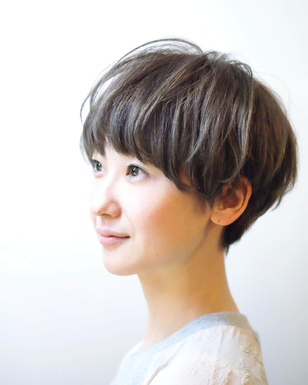 斉藤潤一のインスタグラム：「あまり個性派すぎるマッシュが苦手な方ペタンとなるのが嫌な方など動きのあるショート可愛いですよ 色はオリーブ #斉藤潤一 . 〒150-0041 東京都渋谷区神南 ご予約はこちらへ ☞☞ TEL ☏﻿ ﻿03-3462-2093 web  roco@1cs.jp 渋谷 美容室 #rocospearz . 〒150-0041 東京都渋谷区神南1-14-9 第7FMGビルB1F . . ご予約はこちらへ ☞☞ TEL ☏﻿ ﻿03-3462-2093 web  roco@1cs.jp . ★平日  open  11:30-22:30 ★土日祝  open  11:00-21:30  #渋谷#東京#oggiotto#新宿#表参道#ヘアアレンジ #外国人風#ショート#hair#渋谷美容室 #アッシュ#インナーカラー#オシャレ#メッシュ#ダブルカラー#外国人風カラー#ショートヘア #マッシュショート #ケアブリーチ  #トルネードカラー #newcolor #ヘアスタイル #tokyo #shibuya #hair #ショートヘア #モデル」