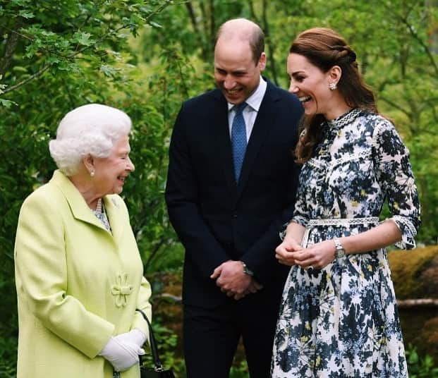 キャサリン（ケンブリッジ公爵夫人）のインスタグラム：「Her Majesty pays a visit to granddaughter-in-law Duchess Kate's Back to Nature garden at the Chelsea Flower Show」