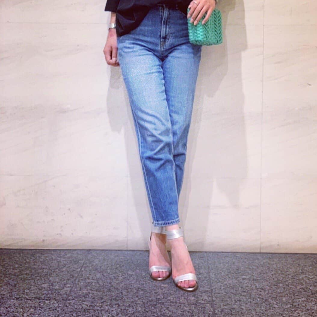 CARNET OFFICIALのインスタグラム：「シンプルながらも華奢で凝ったディテールのサンダル👡. バックファスナーで脱着もスムーズ✨. シルバーは今季イチオシのカラーです👌. shoes◼︎DA-155-1902 ¥19,000+tax. BAG◼︎LE VERNIS  B-LV210527-1902 ¥14,800+tax. . 商品の詳細はこちらから @daniella_and_gemma  #sandals  #fashion  #cordinate  #daniellaandgemma  #サンダル  #ファッション  #夏コーデ  #きれいめカジュアル  #シルバー  #新丸ビル  #二子玉川ライズ」