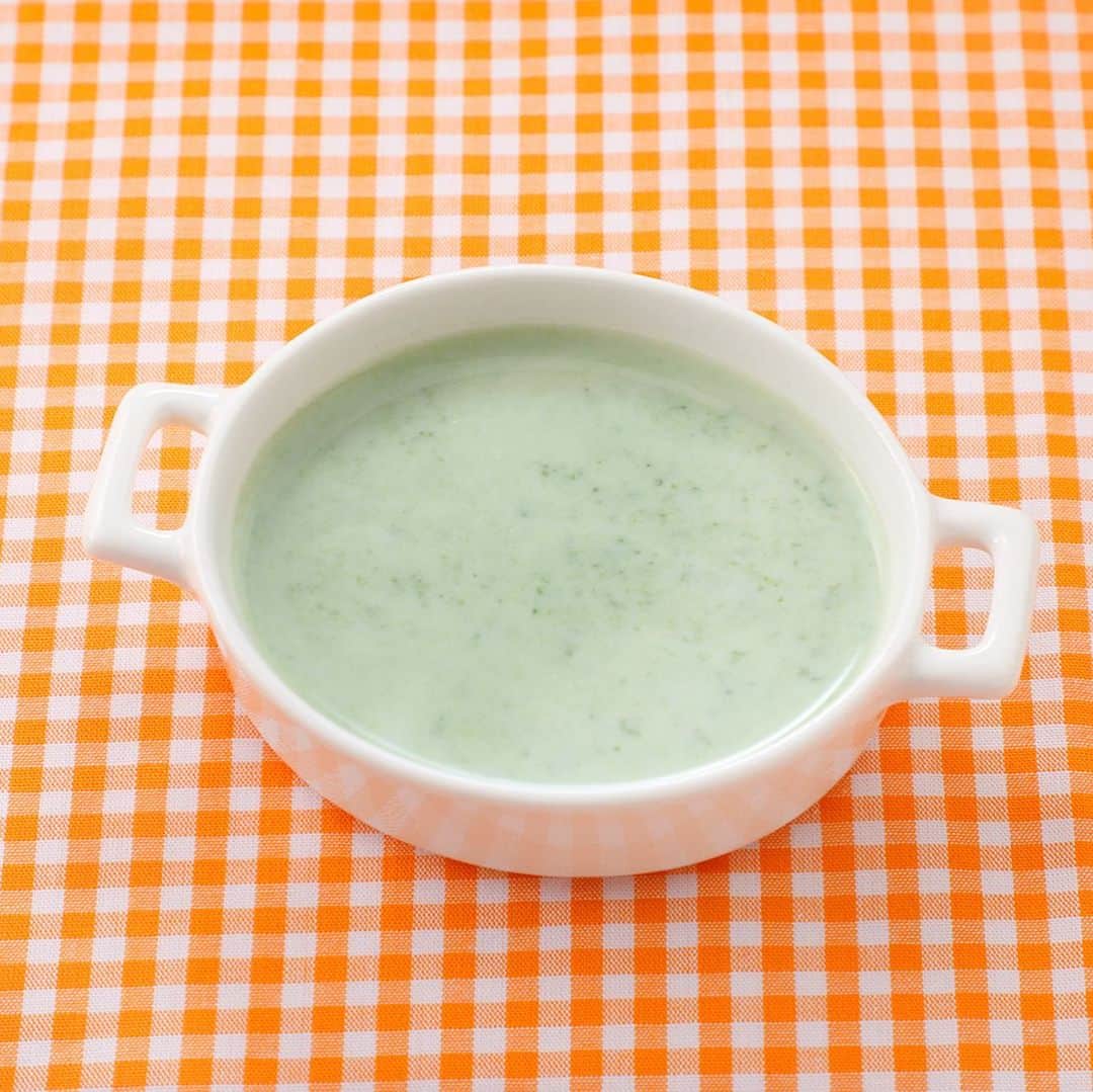 和光堂さんのインスタグラム写真 - (和光堂Instagram)「#きょうの離乳食 | ［5、6か月頃］ほうれん草のミルク煮🍀 . 「レーベンスミルクはいはい」を使って緑のほうれん草ミルク煮🍽✨ . ----------------- ほかにも月齢ごとの離乳食レシピがたくさん🙊💕 プロフィールのURLをチェック！ お子さまに食べさせたいと思ったらいいねを押してね😉 ----------------- . ■材料 ・「レーベンスミルクはいはい」…約3.9g(専用スプーンすりきり1と1/2杯) ・ほうれん草(葉先)…3g . ■作り方 （1）ほうれん草はやわらかくなるまでゆで、すり鉢ですりつぶします。 （2）なべに30ml(大さじ2杯)の水、「レーベンスミルクはいはい」、(1)を入れひと煮立ちさせます。 . ※お子さまの状態に合わせて、出来上がり量の分量はご調整ください。 . #和光堂 #和光堂ベビーフード #離乳食 #ママ #プレママ #子育てママ #赤ちゃんがいる生活 #赤ちゃんのいる生活 #新米ママ #離乳食メモ #離乳食レシピ #離乳食作り #離乳食デビュー #生後5か月 #生後6か月 #ゴックン期 #わこレシピ #5か月頃からの和光堂レシピ #6か月頃からの和光堂レシピ」5月21日 14時03分 - wakodo_asahigf