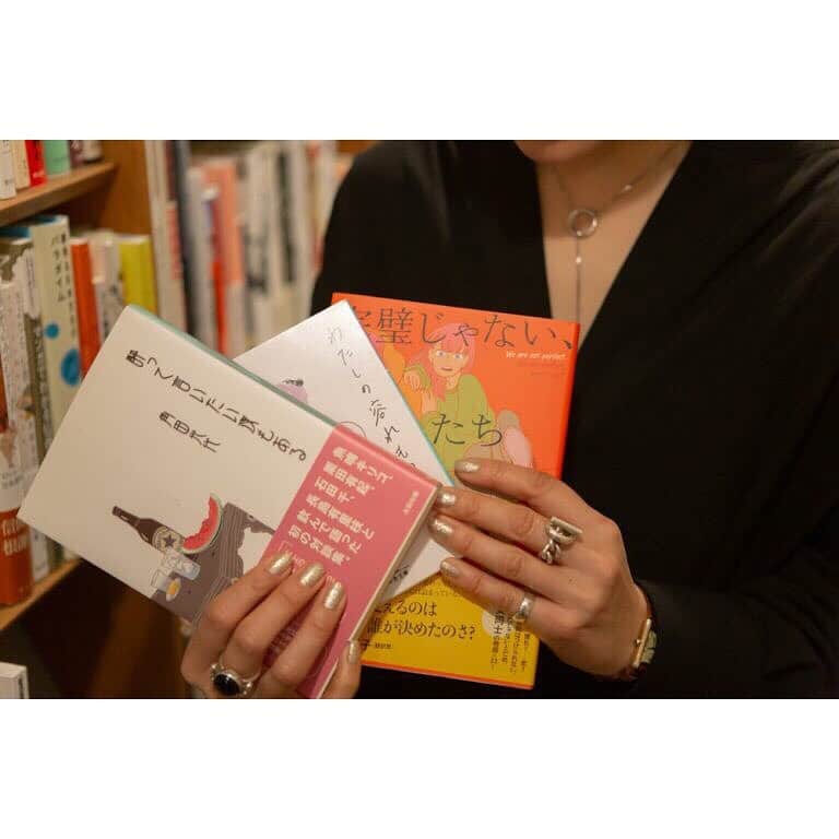 高山都さんのインスタグラム写真 - (高山都Instagram)「何を読んだらいいんだろう…と、本選びの時に悩む方に是非すすめたい。 カウンセリングしてもらうみたいに、色んな話をして、自分に合った本を処方してもらう。  なんて面白い企画だ！！ @hanako_magazine で始まった木村綾子氏の新連載、記念すべき第1回目にゲストでお邪魔しました。 お互い雑誌の読者モデルしてた頃から知ってるから、20年近く前の自分たちの軌跡を今だからこそ、笑って話せる感じ、楽しかったなー。 綾子ちゃんの、視点、感覚、表現…何回もハッとさせられたし、お互い歳とったねー色々あったよねーってケラケラしながら言い合える感じが嬉しかった。 #hanako #木村綾子 #読書 #角田光代 #本屋bandb #鳥飼茜」5月21日 14時09分 - miyare38