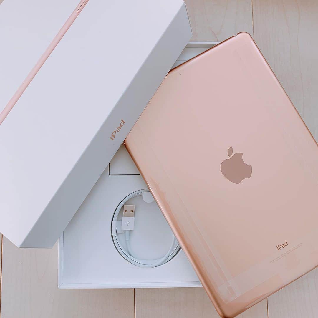 HIROMINのインスタグラム：「❁︎ ❁︎ リスナーさんからのプレゼント🎁 ❁︎ iPhoneで配信してましたが 画面がとても小さくて😢 iPad欲しいなってぼやいてたら なんと、贈ってくれました😳 iPadに変えてから配信しやすくなった🌸 本当にありがとう⸜(*ˊᗜˋ*)⸝❤️ ❁︎ ❁︎ #プレゼント #ギフト #iPad #apple  #17live #17ライブ #17ライバー #イチナナ #17ひろみん #ライブ配信 #リアルタイム #面白い #楽しい #present #gift #enjoy #smile #happy #life #good #instalife #instapic #instaphoto #instagood」