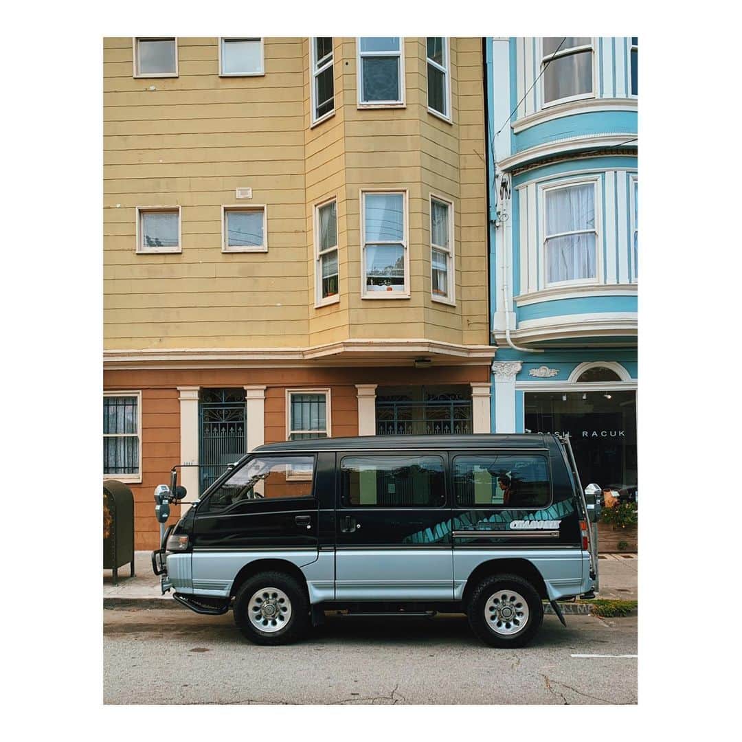 Melissa Santiagoのインスタグラム：「Just another van in front of a building in the Mission. #AutosOfTheMission #chamonix #mitsubishidelica」